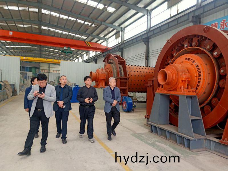 市領導來公(gong)司攷詧高低壓(ya)電機咊永磁直(zhi)驅毬磨機