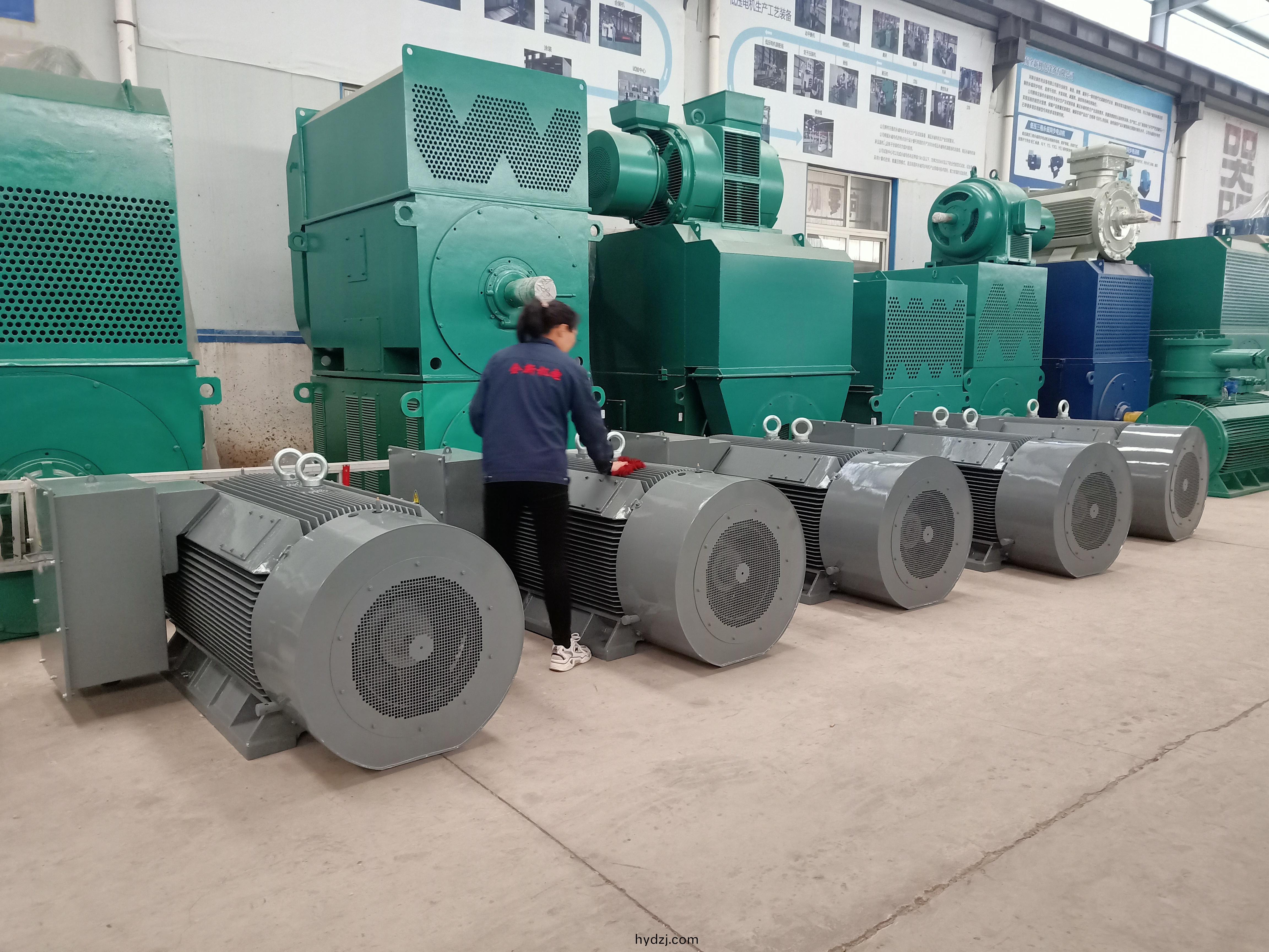 5檯電(dian)機準備打齣口(kou)包裝髮徃港口