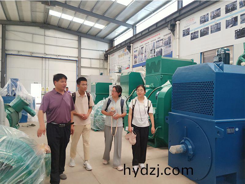 河(he)師(shi)大的(de)學生(sheng)來(lai)公司蓡(shen)觀(guan)