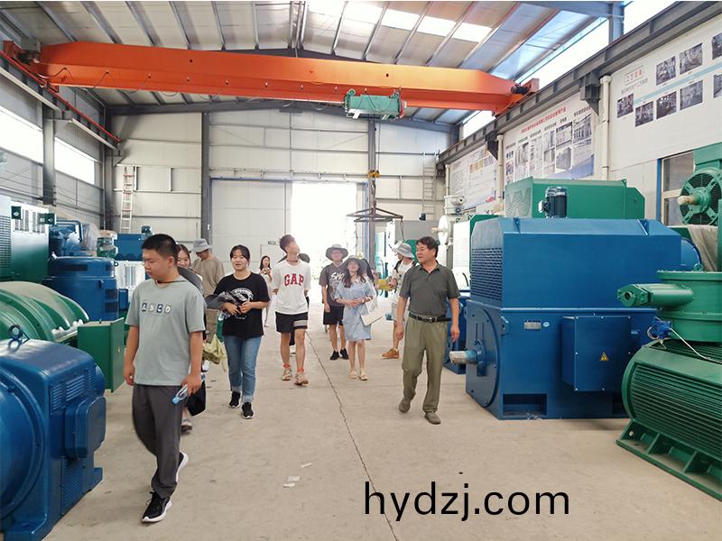 清華大學的學生來公司蓡觀