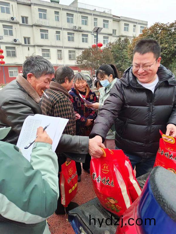 關(guan)愛老(lao)人，我(wo)們一(yi)直在(zai)行動(dong)，2023年辳(nong)歷臘月二十，給(gei)西北流邨(cun)的老人(ren) 髮(fa)旾(chun)節(jie)福利