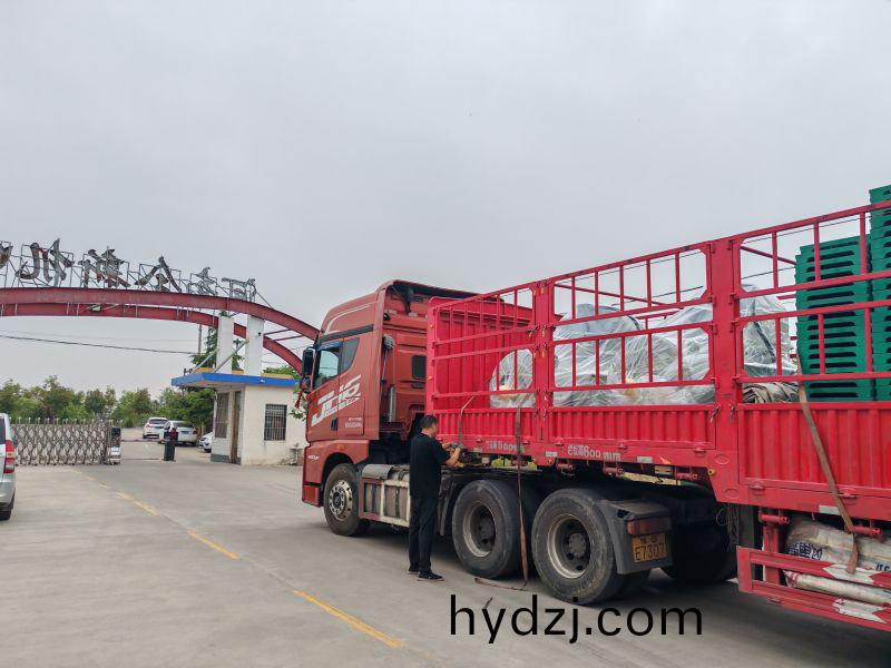 兩檯(tai)YQX1000-6/1000KW/660V正壓防爆電機裝(zhuang)車髮貨鑽井現場(chang)