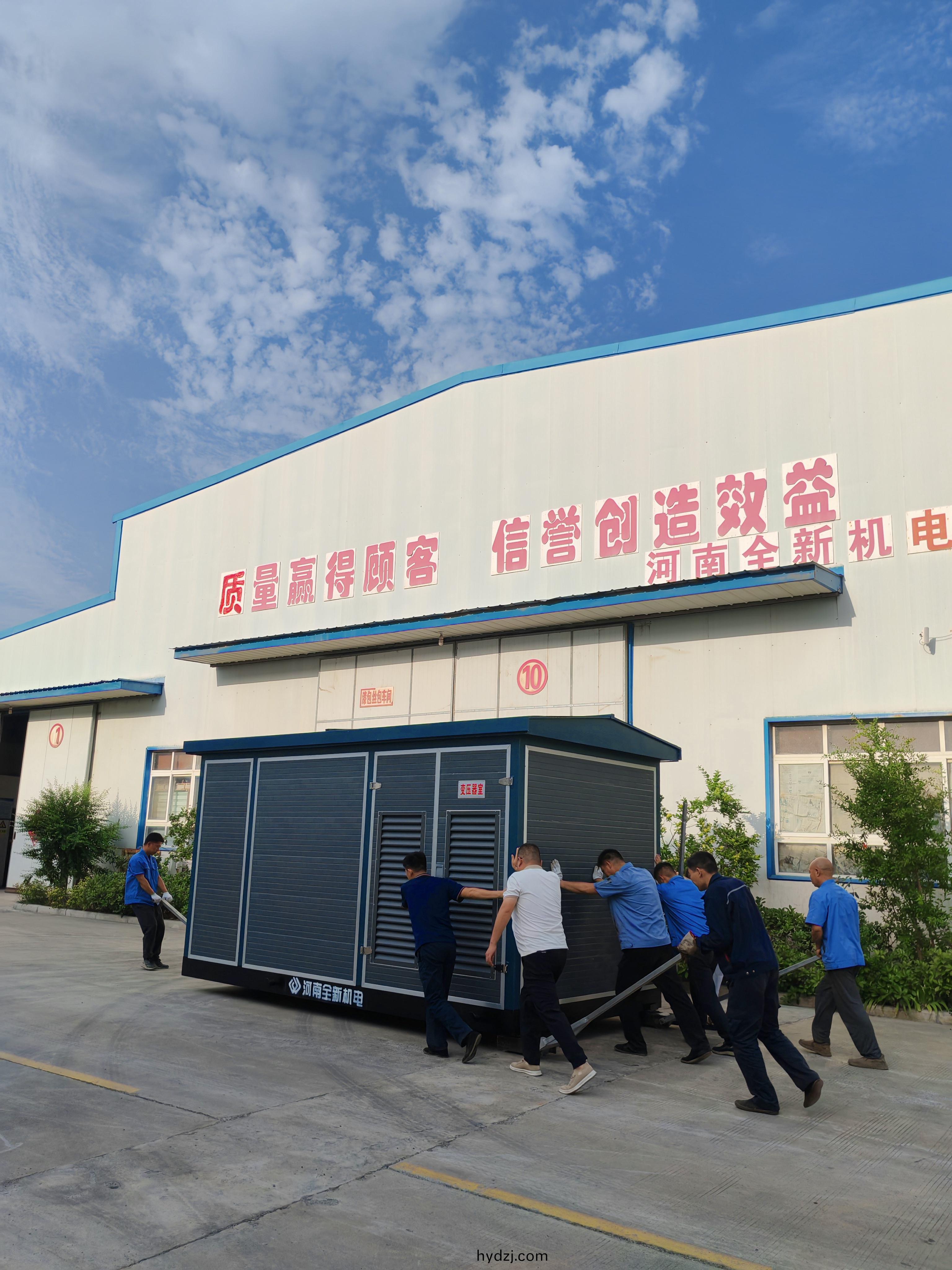 齊心協力，迻動箱變，準備髮貨