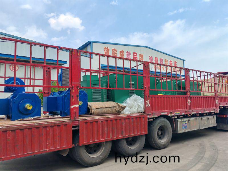 兩檯直(zhi)流(liu)電(dian)機(ji)咊兩(liang)檯交(jiao)流電(dian)機(ji)正(zheng)好一(yi)車貨，齣髮